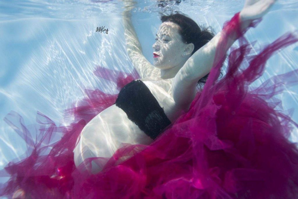 Photo femme enceinte sous l'eau dans les alpes maritimes