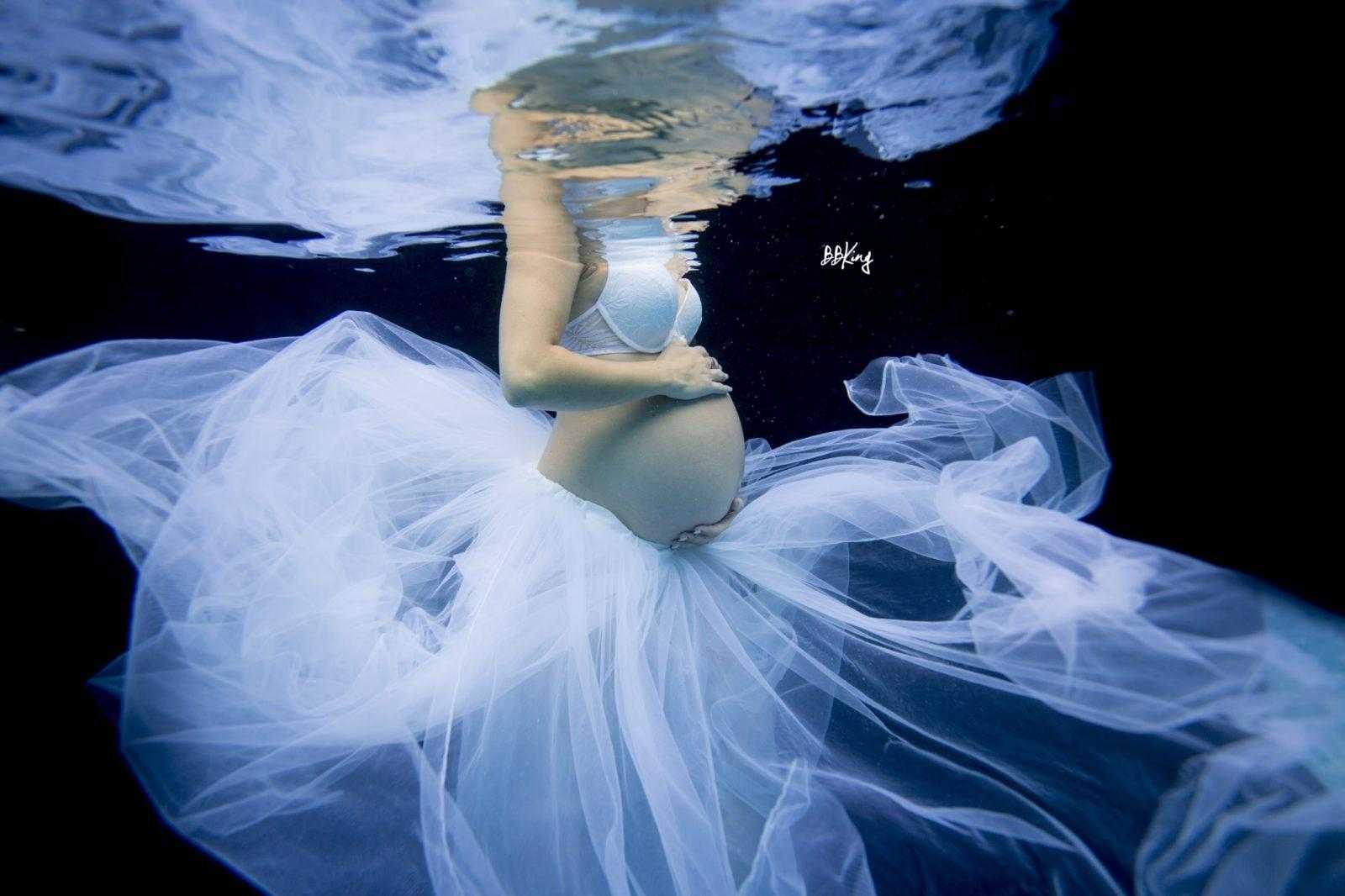 shooting special femme enceinte sous l'eau à Nice